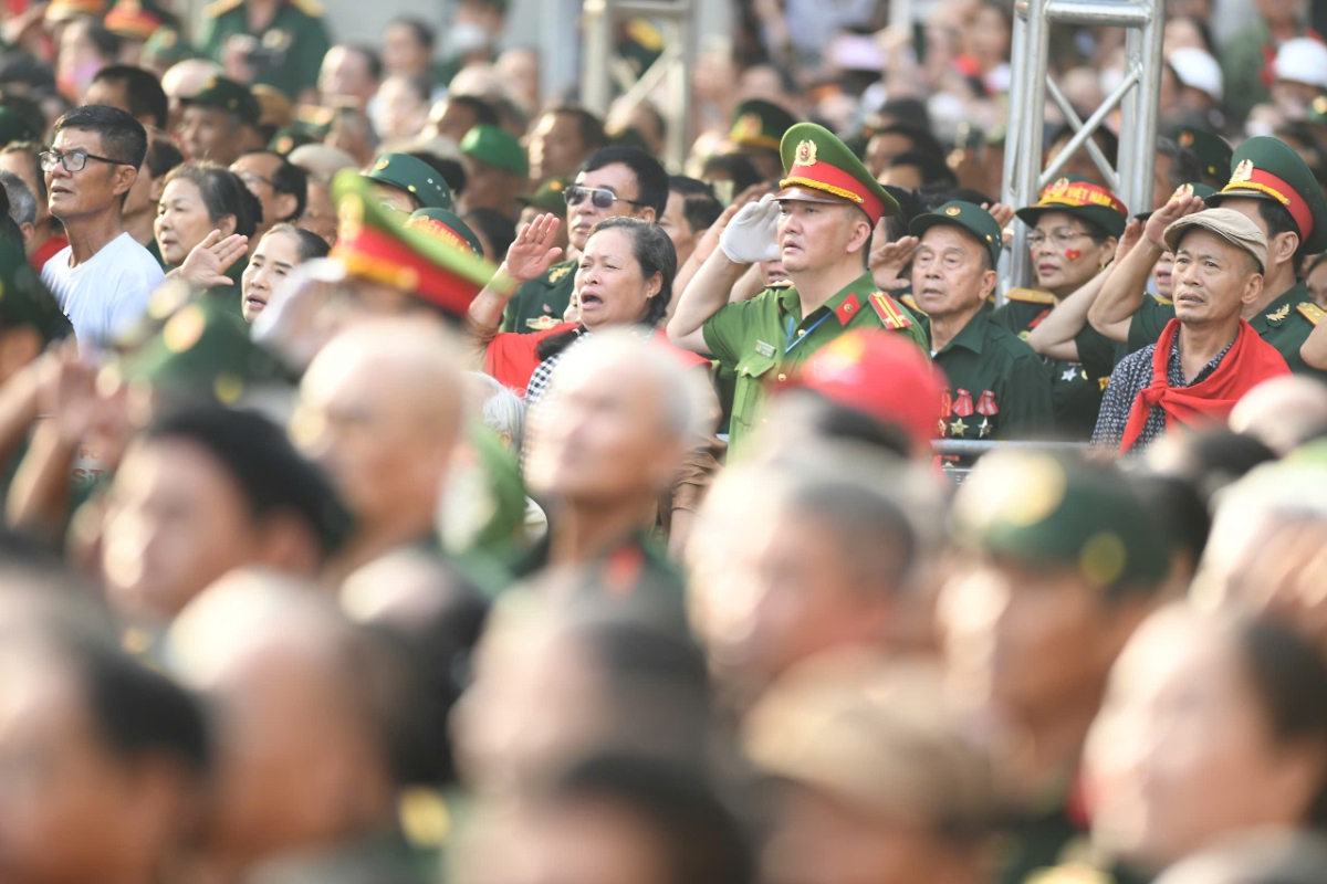 Lễ kỷ niệm bắt đầu bằng nghi lễ chào cờ trong tiếng rền vang của 21 loạt đại bác.