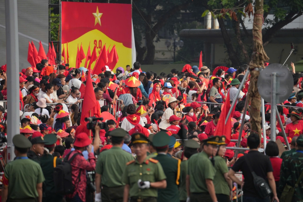 Hàng ngàn người dân mặc áo cờ đỏ sao vàng, mang theo cờ Tổ quốc, xếp hàng tại các tuyến phố từ ngày hôm qua để được tận mắt chứng kiến sự kiện diễu binh A80 lịch sử.