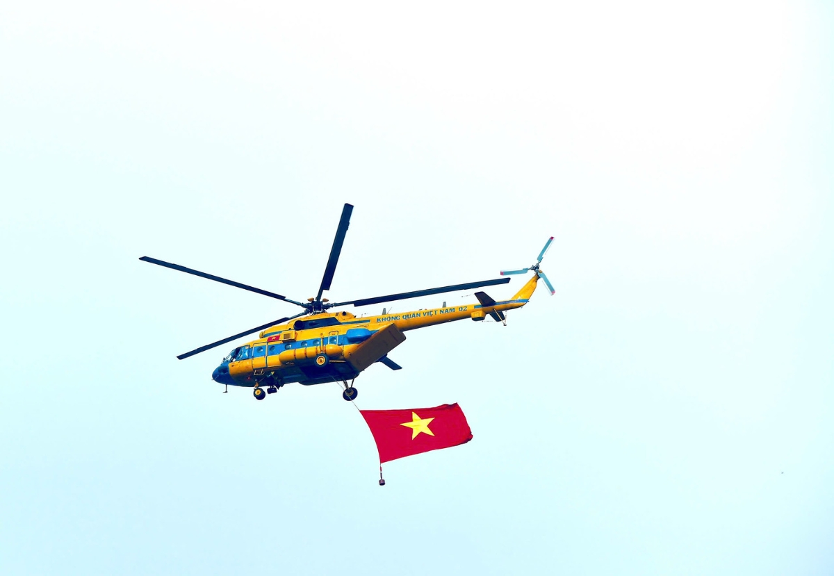 Biên đội trực thăng Mi-171, Mi-17, Mi-8, mang cờ Đảng, cờ Tổ quốc tung bay trên Quảng trường Ba Đình lịch sử.
