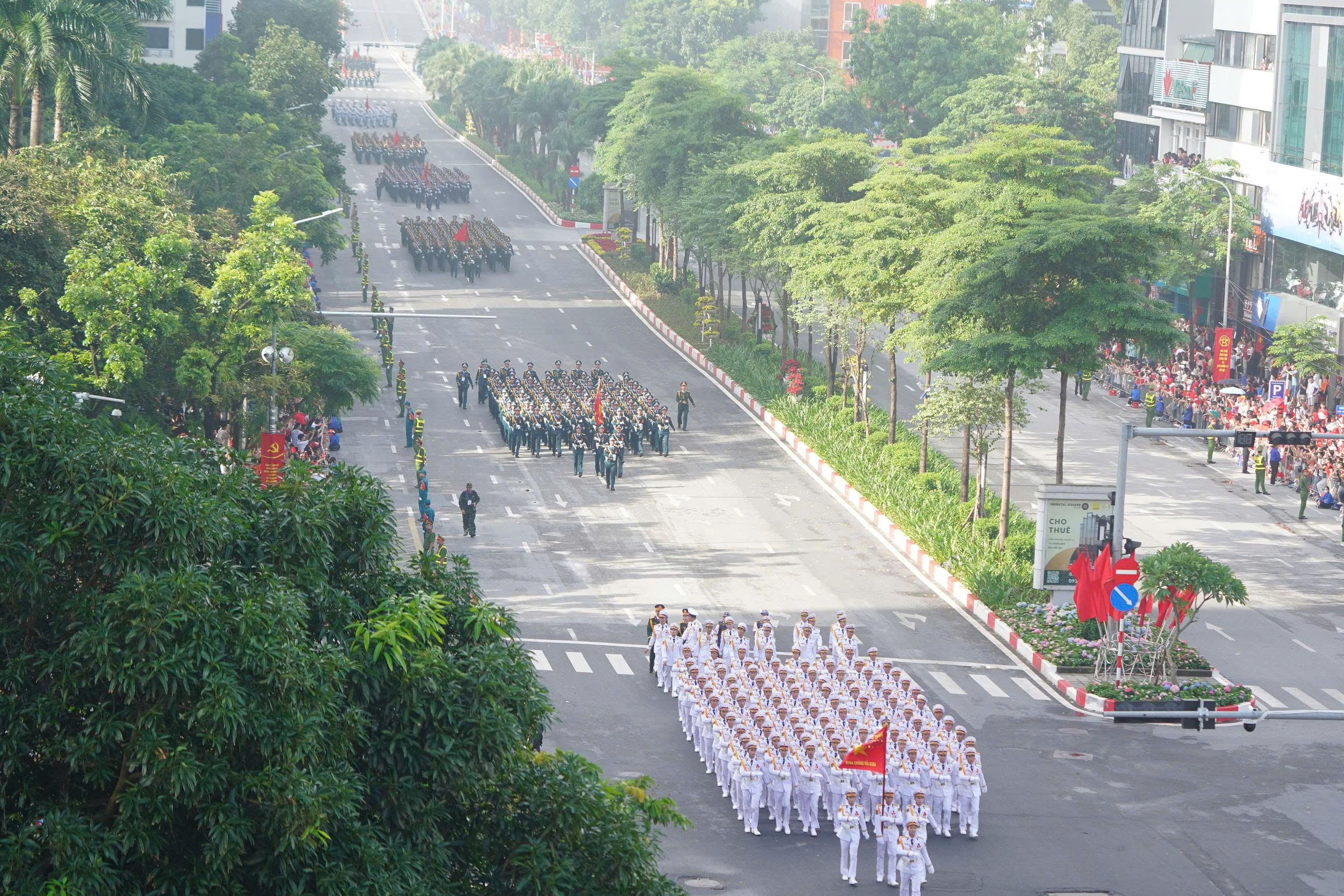 Từng đoàn quân đi giữa màu xanh của hòa bình, của ước vọng đại đoàn kết dân tộc.