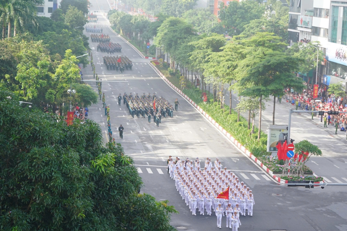 Từng đoàn quân đi giữa màu xanh của hòa bình, của ước vọng đại đoàn kết dân tộc.