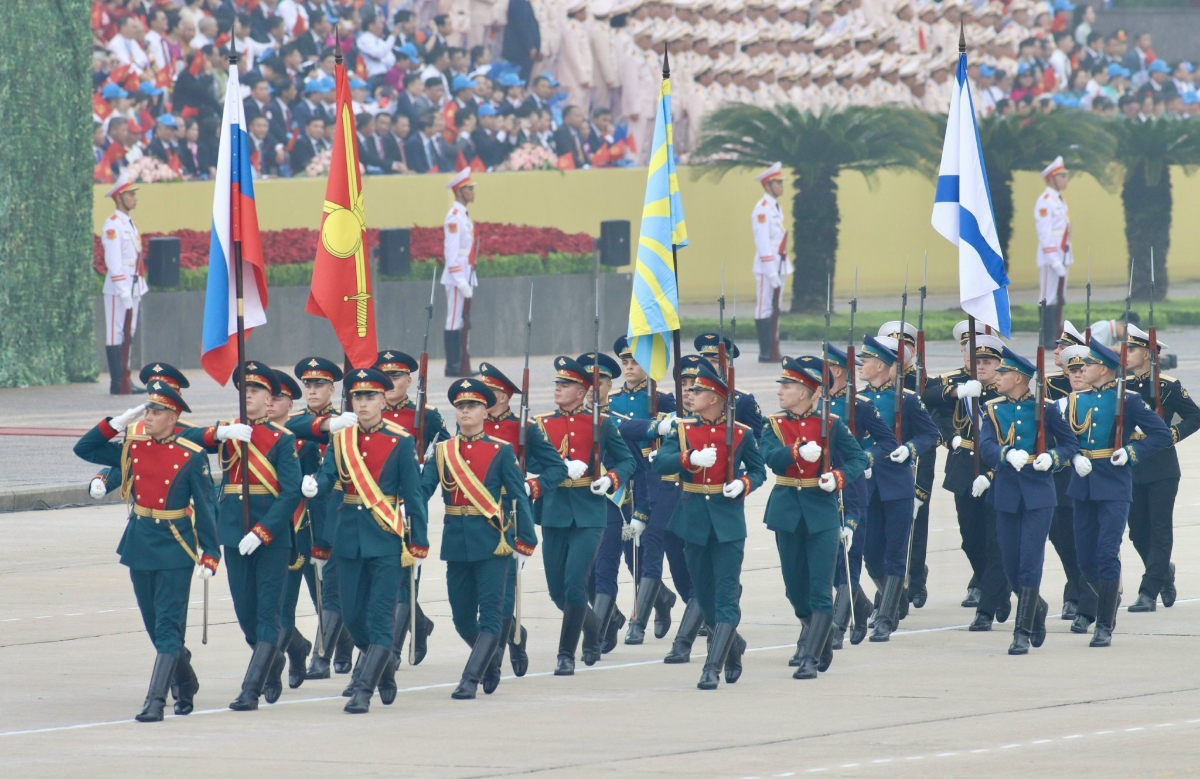 Cùng tham gia diễu binh tại sự kiện Quốc khánh mùng 2/9, Khối Quốc kỳ Liên bang Nga là đội tiêu binh danh dự, đại diện cho 3 quân chủng của Lực lượng vũ trang Nga: Lục quân, Không quân Vũ trụ và Hải quân.