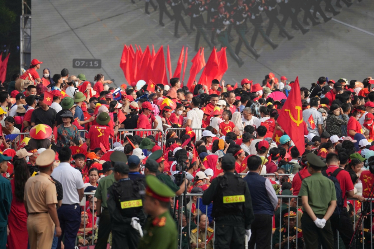 Từ khắp mọi miền Tổ quốc, những con người xa lạ gặp nhau chỉ vài giờ, nhưng đã ngồi sát cánh bên nhau, cùng hát Quốc ca, cùng chung nhịp đập tình yêu với đất nước, dân tộc.