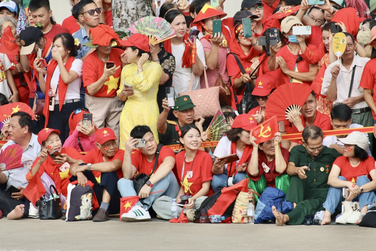 Người dân phấn khởi chứng kiến lễ Diễu binh, diễu hành