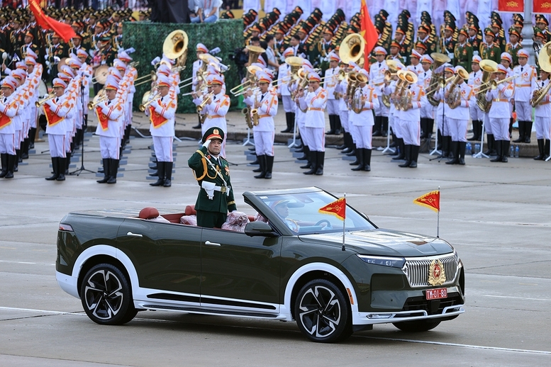 Khối Quân kỳ do đồng chí Thượng tướng Nguyễn Hồng Thái, Ủy viên Trung ương Đảng, Ủy viên Quân ủy Trung ương, Thứ trưởng Bộ Quốc phòng chỉ huy dẫn đầu các khối đại diện cho Quân đội nhân dân Việt Nam anh hùng và dân quân tự vệ- Ảnh: VGP.