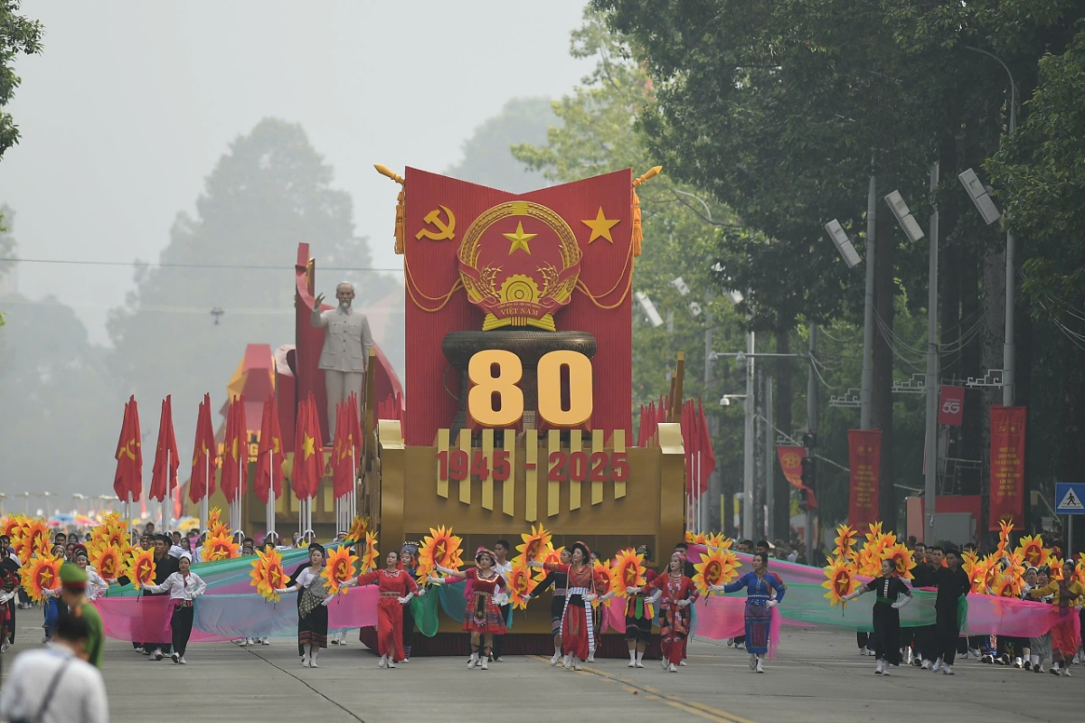 Khối nghi trượng xuất phát.&nbsp;Đi đầu là Quốc huy nước Cộng hòa xã hội chủ nghĩa Việt Nam.&nbsp;Đội hình 54 trai tài gái giỏi đại diện cho 54 dân tộc anh em đoàn kết, với sức mạnh vô địch, làm nên chiến thắng trong thời đại Hồ Chí Minh rực rỡ.