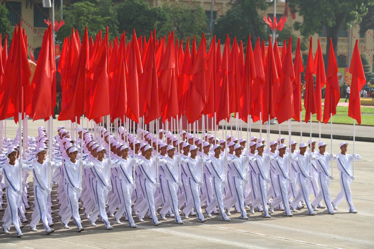 Khối cờ Đảng, cờ Tổ quốc tiến vào lễ đài mang theo sắc đỏ hào hùng.