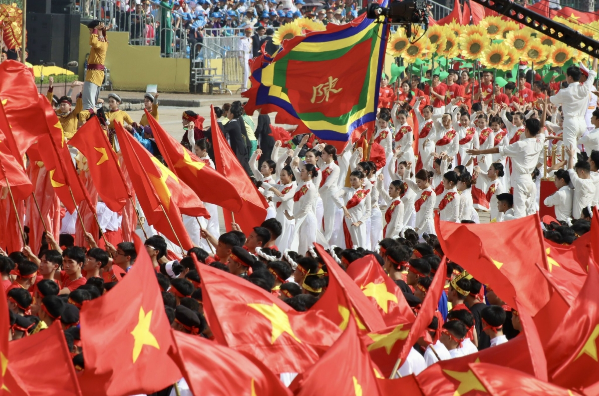 Màn múa hát biểu diễn đầy sống động, hào hùng trong buổi sáng ngày 2/9 trên Quảng trường Ba Đình lịch sử.&nbsp;