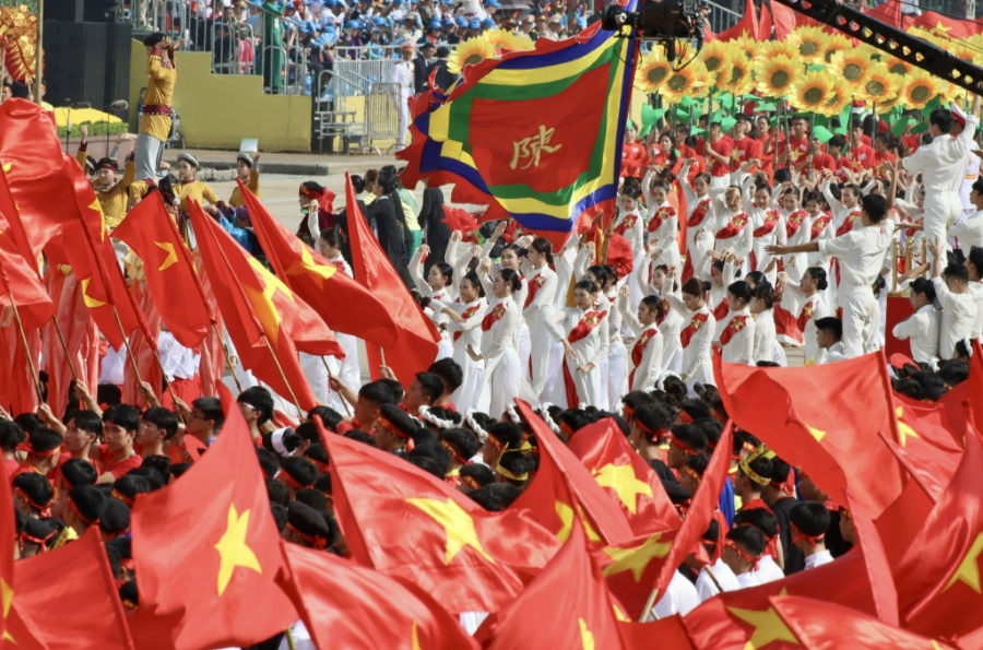 Màn múa hát biểu diễn đầy sống động, hào hùng trong buổi sáng ngày 2/9 trên Quảng trường Ba Đình lịch sử. 