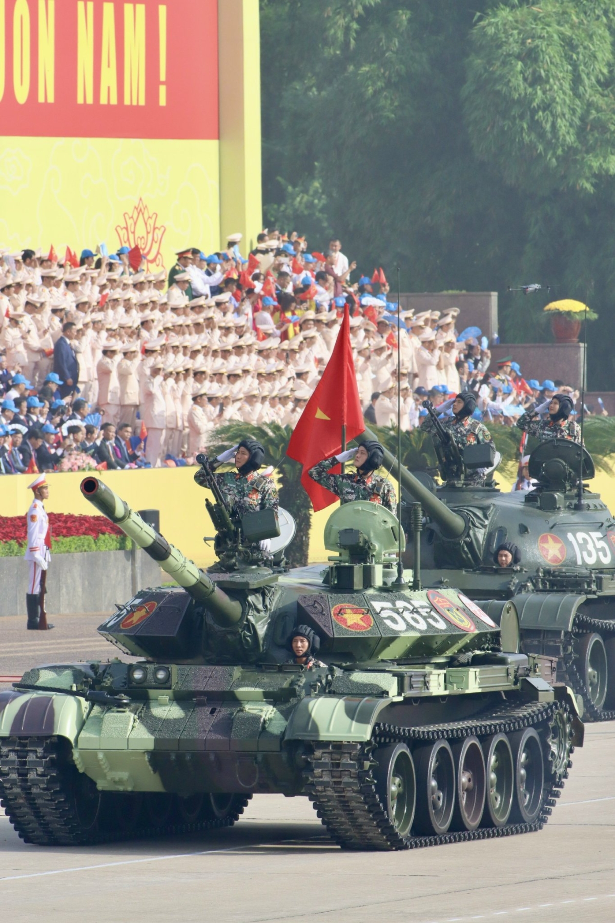 Khối xe tăng diễu binh qua Quảng trường Ba Đình tạo nên không khí náo nức, tự hào cho tất cả những người chứng kiến trực tiếp cũng như hàng triệu triệu người dân Việt Nam trên khắp mọi miền tổ quốc.&nbsp;