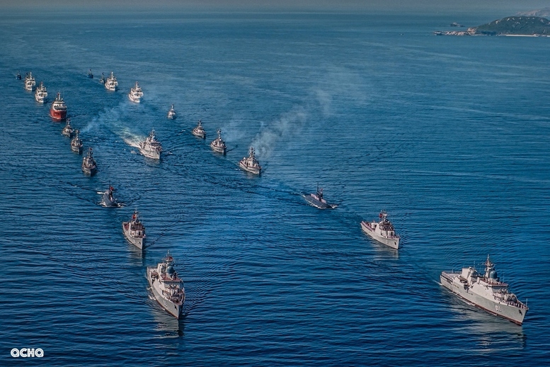 Các lực lượng diễu binh trên biển triển thực hiện nghi lễ chào cờ