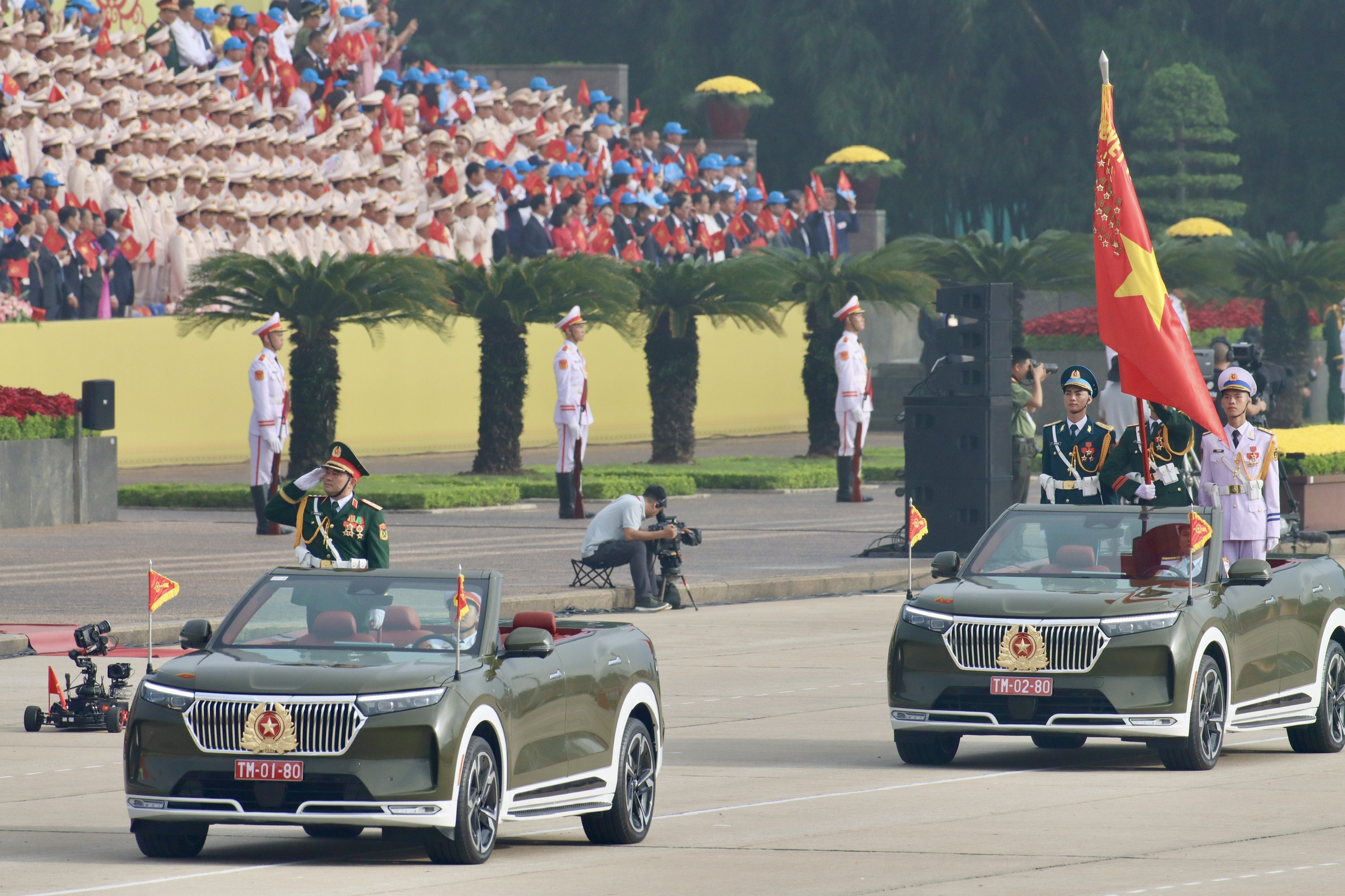 Khối Quân kỳ do đồng chí Thượng tướng Nguyễn Hồng Thái, Ủy viên Trung ương Đảng, Ủy viên Quân ủy Trung ương, Thứ trưởng Bộ Quốc phòng chỉ huy dẫn đầu các khối đại diện cho Quân đội nhân dân Việt Nam anh hùng và dân quân tự vệ.
