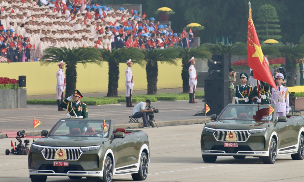 Khối Quân kỳ do đồng chí Thượng tướng Nguyễn Hồng Thái, Ủy viên Trung ương Đảng, Ủy viên Quân ủy Trung ương, Thứ trưởng Bộ Quốc phòng chỉ huy dẫn đầu các khối đại diện cho Quân đội nhân dân Việt Nam anh hùng và dân quân tự vệ.