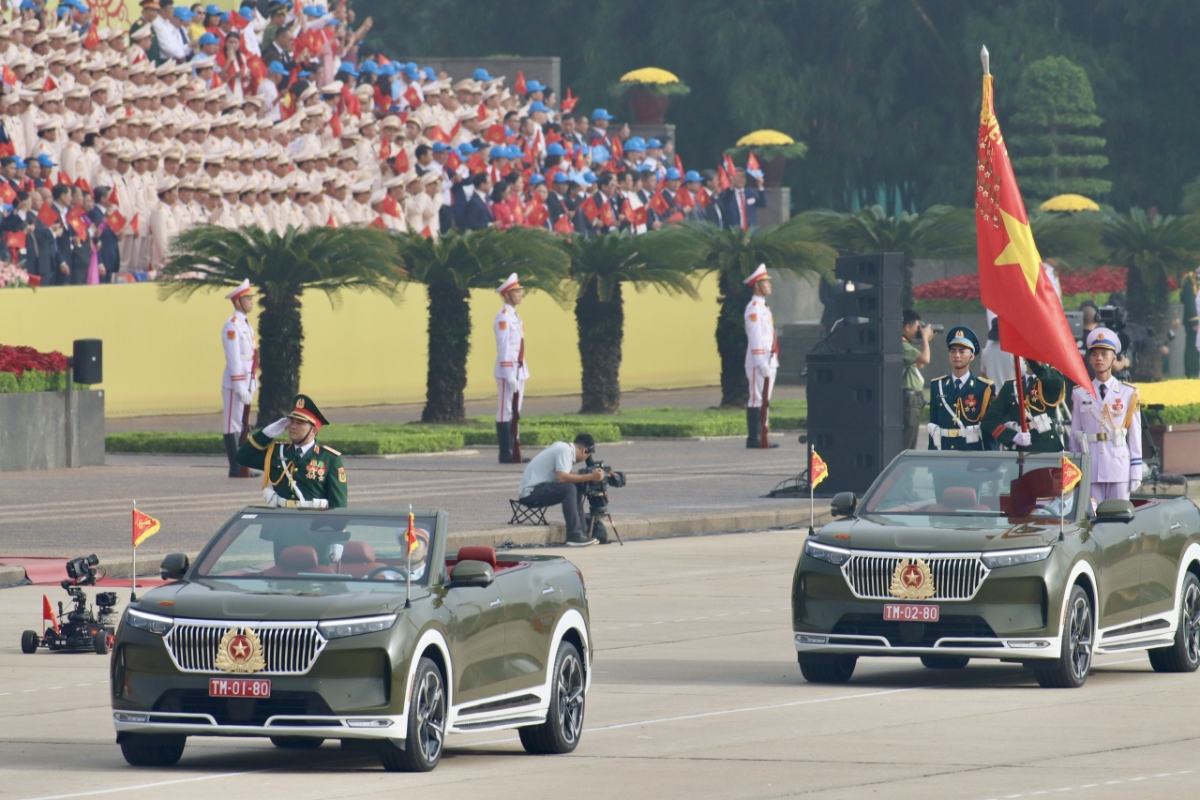 Khối Quân kỳ do đồng chí Thượng tướng Nguyễn Hồng Thái, Ủy viên Trung ương Đảng, Ủy viên Quân ủy Trung ương, Thứ trưởng Bộ Quốc phòng chỉ huy dẫn đầu các khối đại diện cho Quân đội nhân dân Việt Nam anh hùng và dân quân tự vệ.