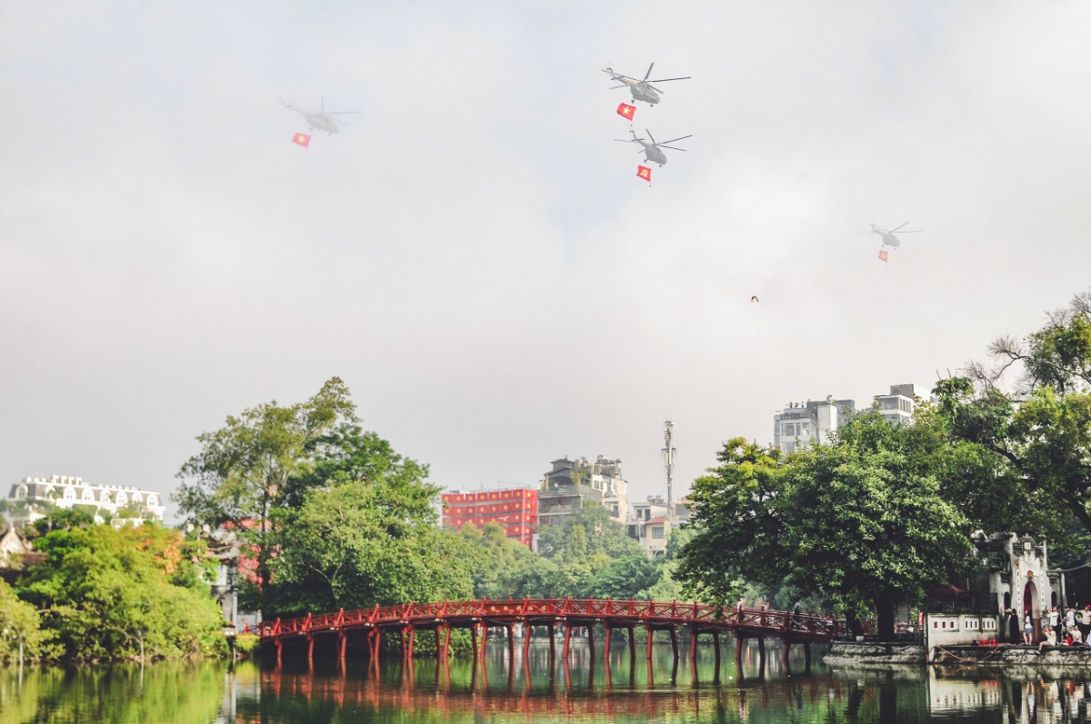 10 chiếc trực thăng kéo cờ Đảng, cờ Tổ quốc tung bay đầy kiêu hãnh trên bầu trời Thủ đô.