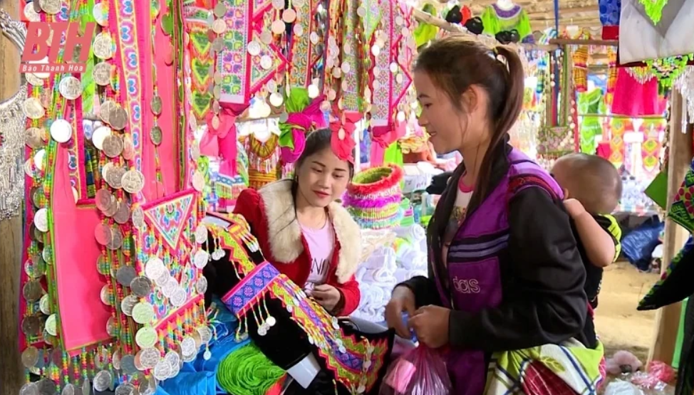 Phụ nữ dân tộc Mông ở Mường Lát (Thanh Hoá) đi chơi Tết Độc lập