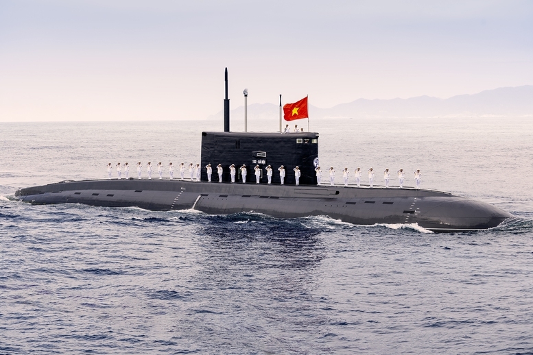 Biên đội tàu ngầm Kilo 636 rời bến làm nhiệm vụ.