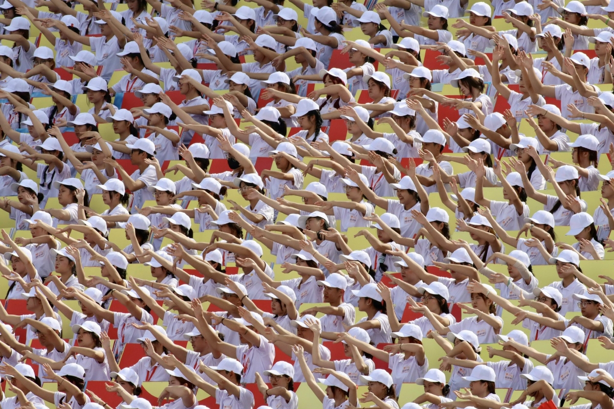 Các em thiếu nhi tham gia xếp chữ trên khán đài