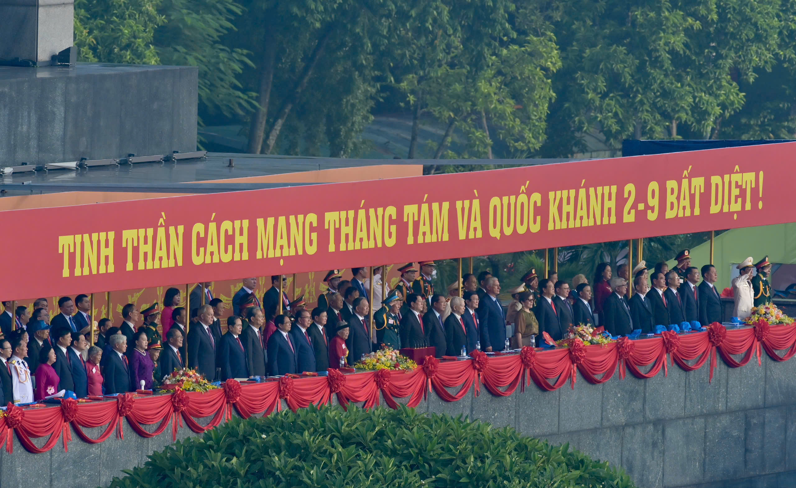 Các đồng chí lãnh đạo, nguyên lãnh đạo Đảng, Chính phủ, Nhà nước, Quốc hội tham dự sự kiện Kỷ niệm 80 năm Quốc khánh. 