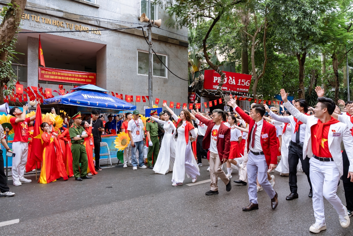 Sau khi tiếp dinh dưỡng tại các điểm tiếp ứng của Vinamilk, đoàn diễu hành tiếp tục nhiệm vụ trong sự cổ vũ của người dân hai bên đường.&nbsp;(Ảnh: Vi Nam).