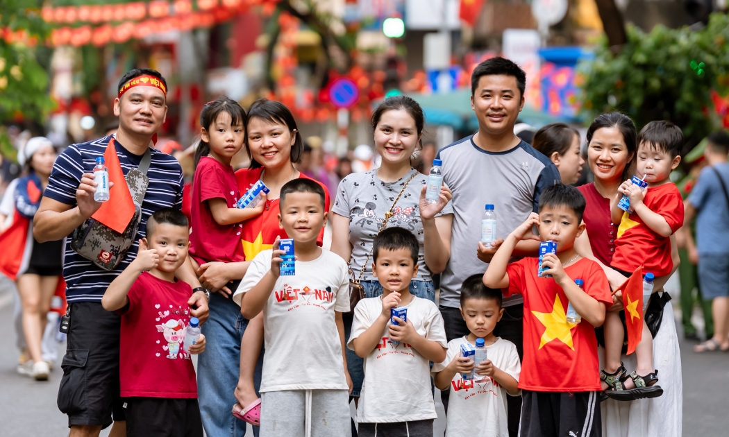 Mỗi góc phố như được khoác lên tấm áo mới, lấp lánh sắc màu của niềm tự hào, khiến bất cứ ai đặt chân đến cũng cảm nhận được nhịp đập hừng hực của một thành phố không ngủ, đang hòa cùng nhịp thở của toàn dân tộc trong ngày hội lớn của đất nước. (Ảnh: Vi Nam).