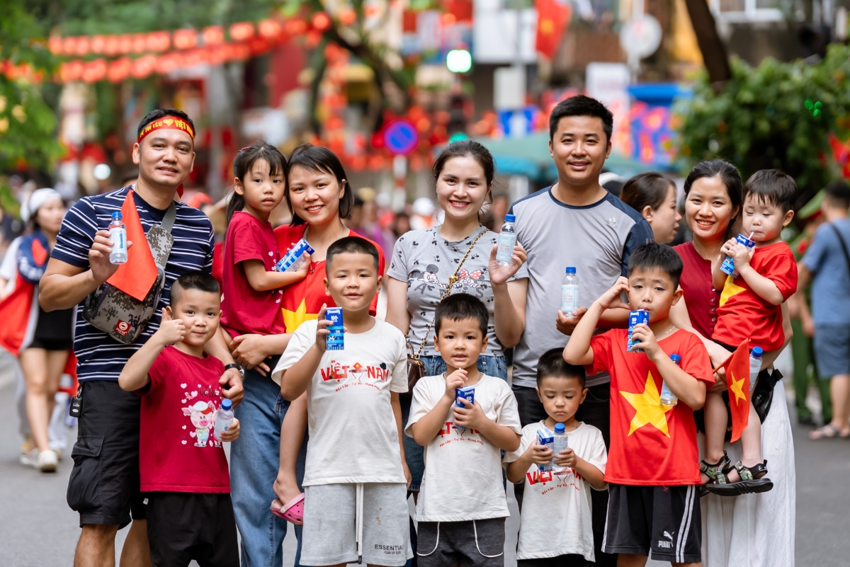 Mỗi góc phố như được khoác lên tấm áo mới, lấp lánh sắc màu của niềm tự hào, khiến bất cứ ai đặt chân đến cũng cảm nhận được nhịp đập hừng hực của một thành phố không ngủ, đang hòa cùng nhịp thở của toàn dân tộc trong ngày hội lớn của đất nước. (Ảnh: Vi Nam).