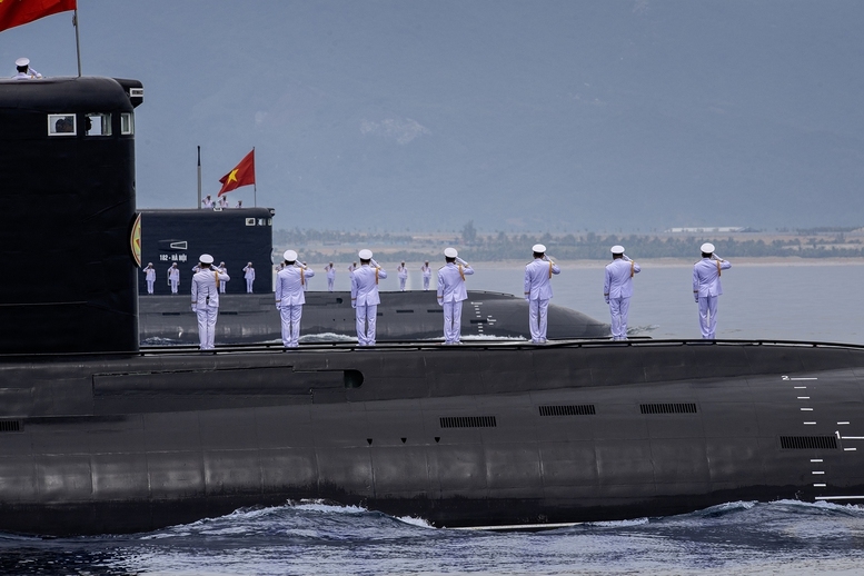 Biên đội tàu ngầm Kilo 636 rời bến làm nhiệm vụ