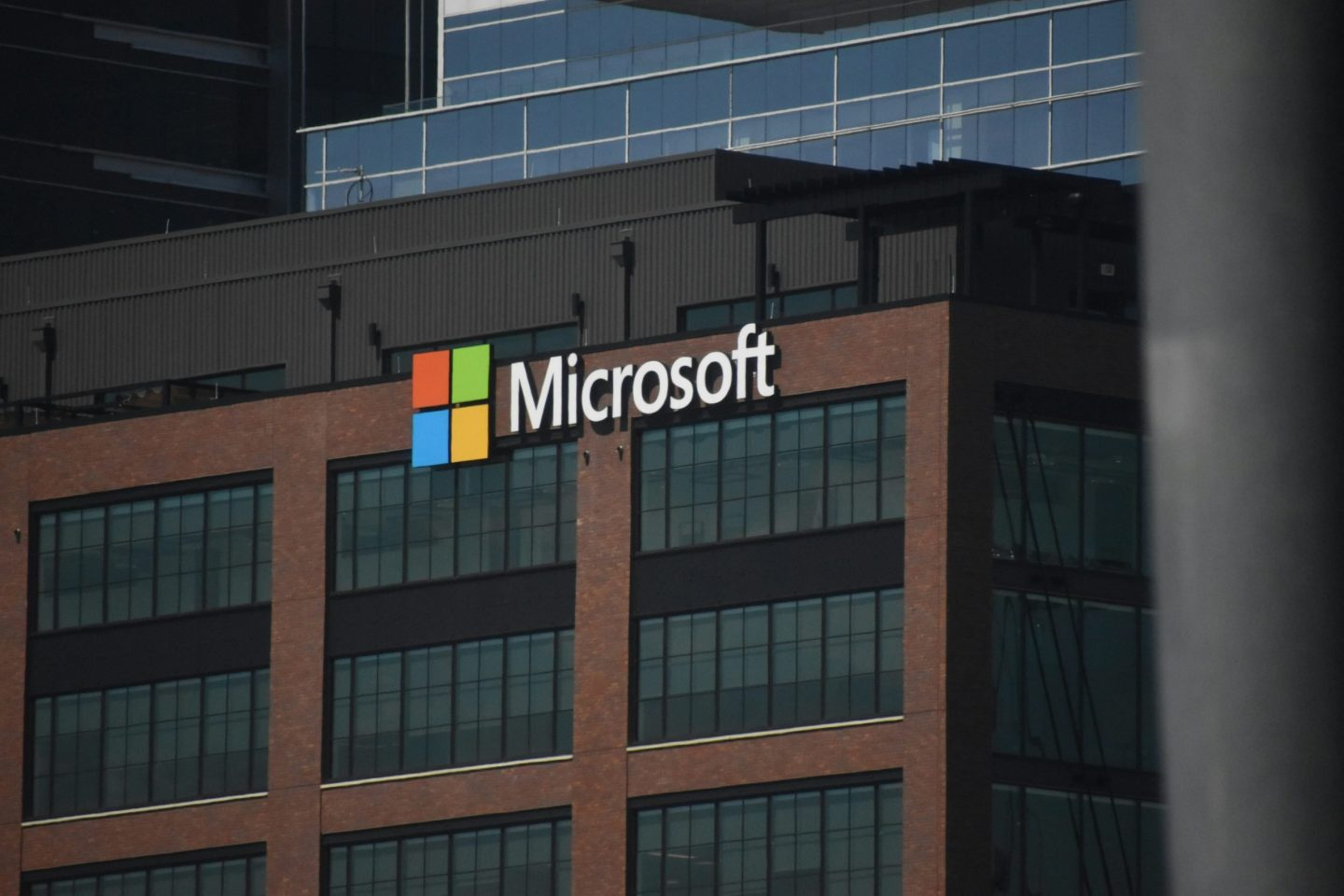 Microsoft ra mắt mô hình AI đầu tiên do hãng tự xây dựng.