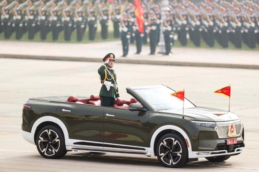 <i>Bên cạnh 6 chiếc VF 9 mui trần đã bàn giao cho Bộ Quốc phòng trước đó, VinFast đã gấp rút huy động đội ngũ kỹ sư, kỹ thuật viên trình độ cao hoàn thiện thêm 4 chiếc VF 9 mui trần theo yêu cầu của Bộ Công an, để phục vụ lễ diễu binh, diễu hành kỷ niệm 80 năm Cách mạng tháng Tám và Quốc khánh 2/9. </i>