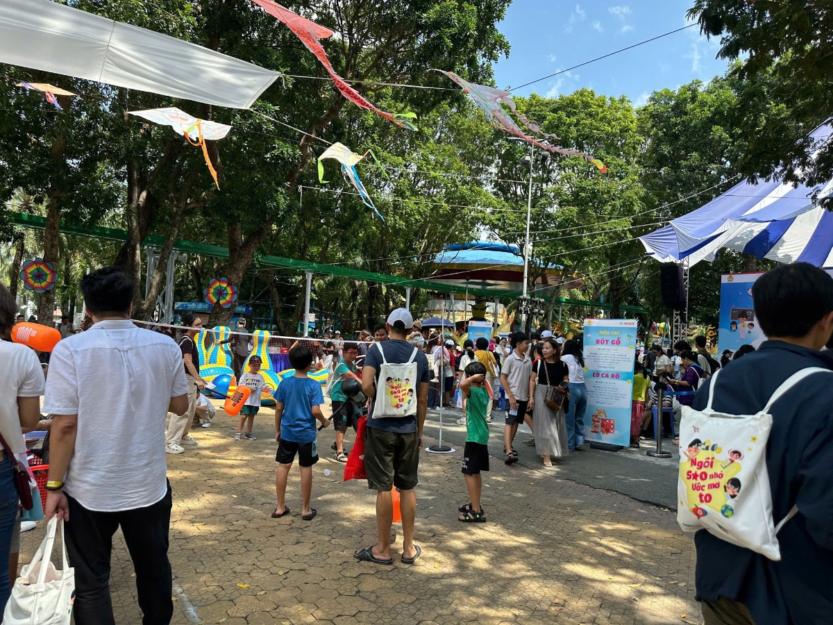 Công viên Đầm Sen (TP.HCM) đông nghịt khách trong kỳ nghỉ Quốc khánh.