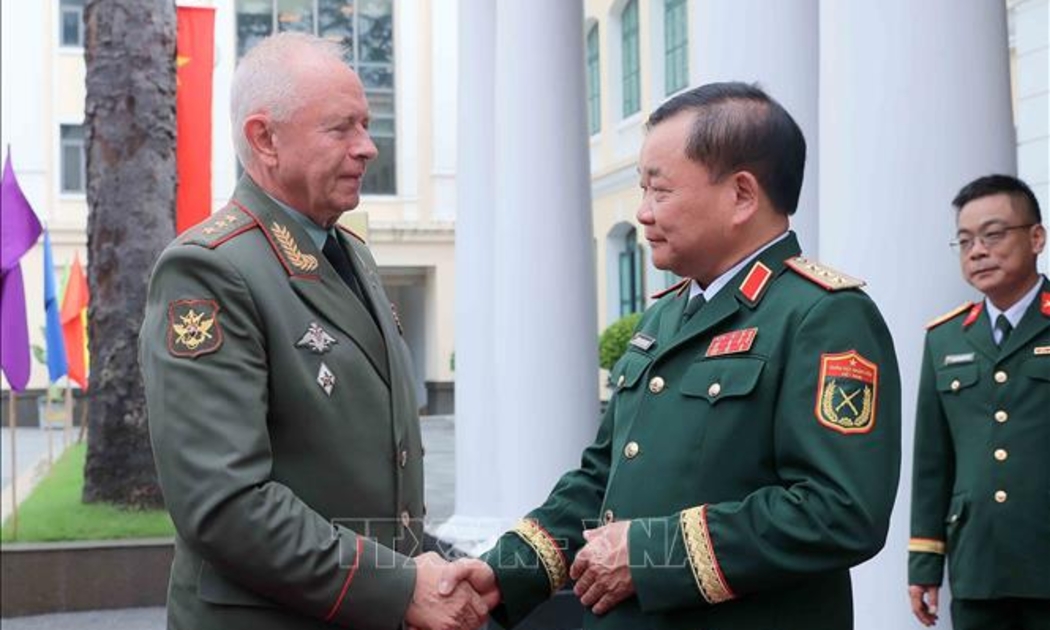 Thượng tướng Hoàng Xuân Chiến, Ủy viên Trung ương Đảng, Ủy viên Thường vụ Quân ủy Trung ương, Thứ trưởng Bộ Quốc phòng Việt Nam đón Thượng tướng Alexander Vasilyevich Fomin, Thứ trưởng Bộ Quốc phòng Liên bang Nga. Ảnh: TTXVN.