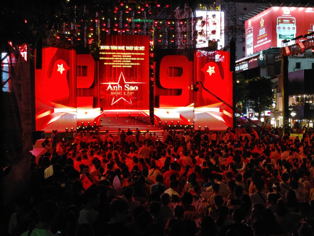 Sự kiện “Ánh sao độc lập” tối 2/9 thu hút  người dân và du khách.