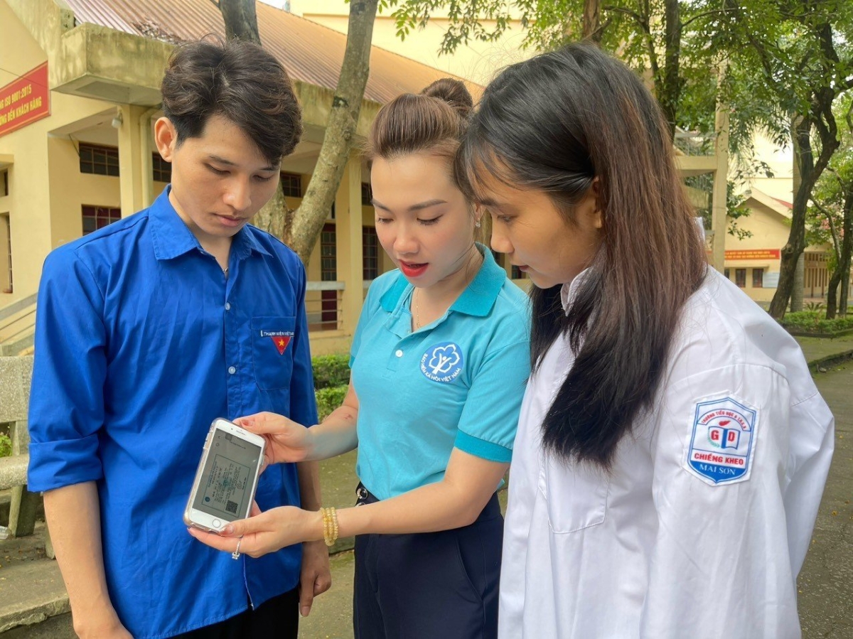 Trong năm học mới này, học sinh, sinh viên cả nước sẽ được hỗ trợ một nửa mức đóng bảo hiểm y tế. Ảnh: Duy Nguyễn.