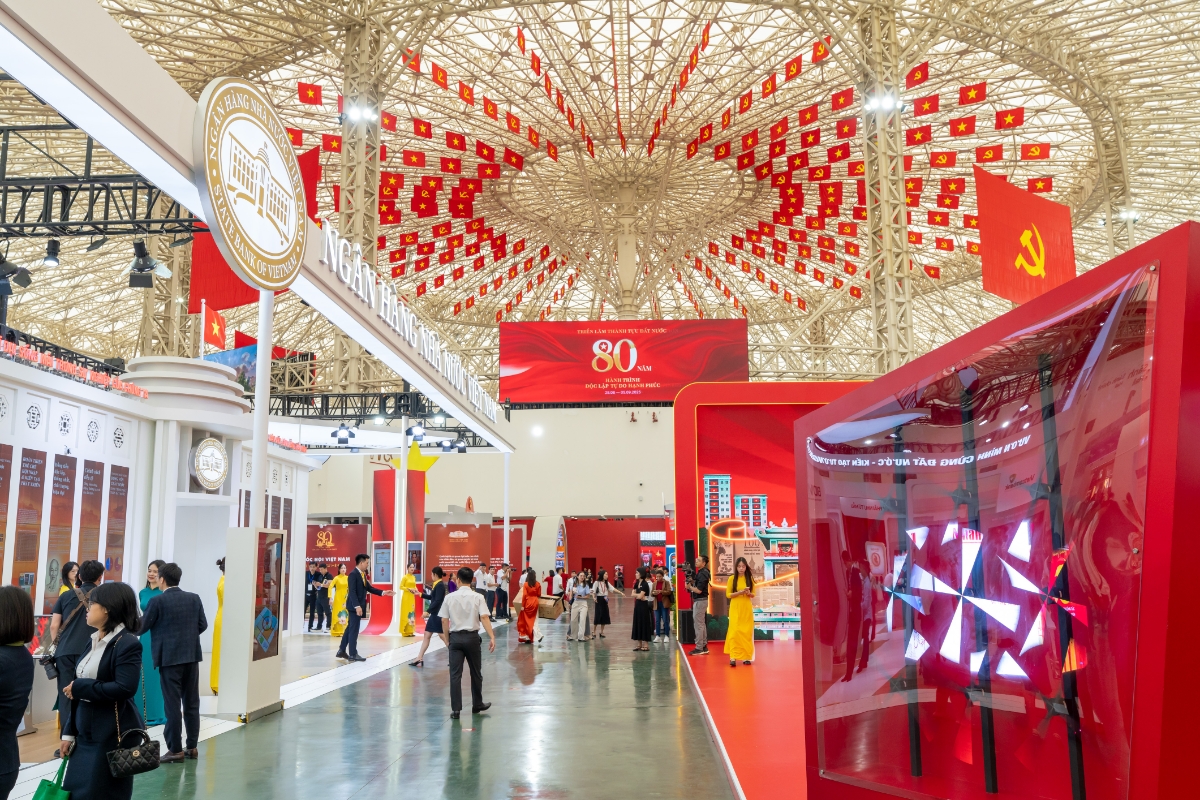 Triển lãm 80 năm Thành tựu đất nước thu hút đông đảo khách tham quan. Ảnh: Việt Tuấn.