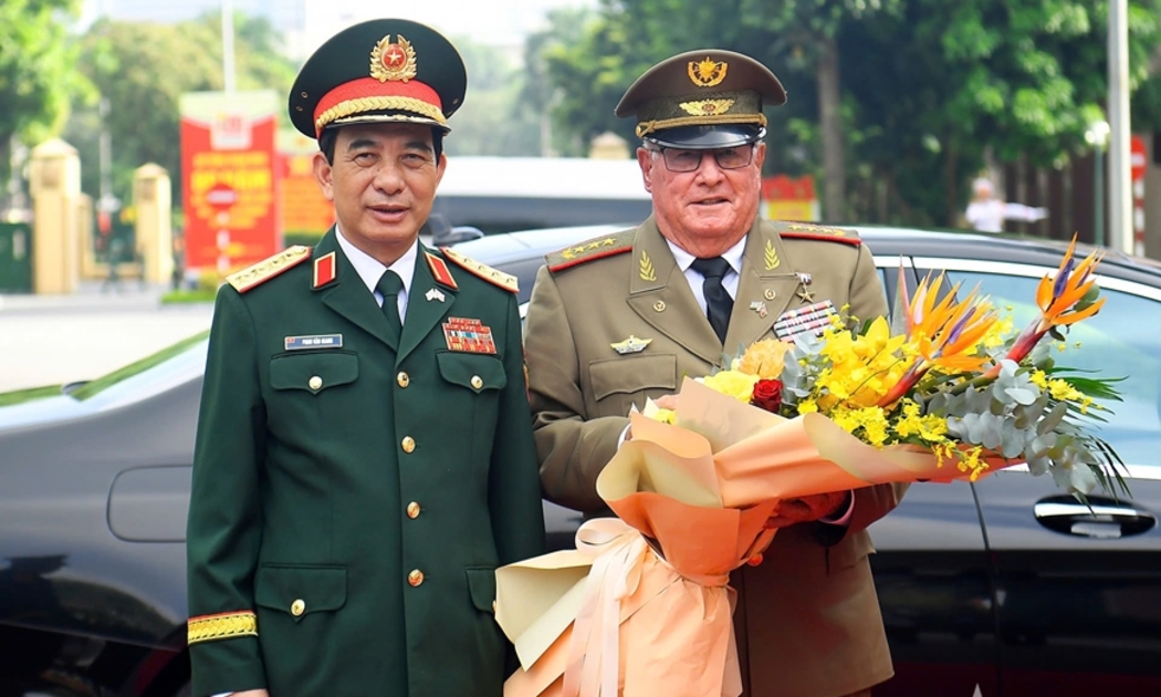 Đại tướng Phan Văn Giang đón Thượng tướng Álvaro López Miera. Ảnh: QĐND.