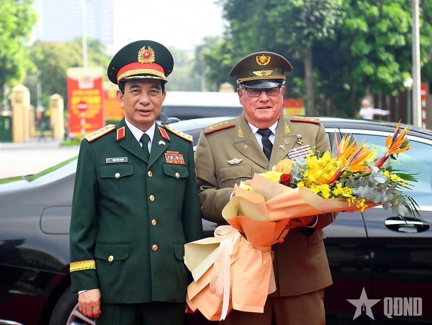 Đại tướng Phan Văn Giang đón Thượng tướng Álvaro López Miera. Ảnh: QĐND.