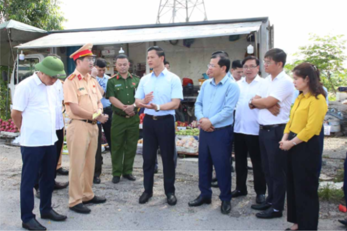 Ông Vương Quốc Tuấn, Chủ tịch UBND tỉnh Bắc Ninh tại buổi kiểm tra tình hình giao thông tại hai khu công nghiệp trọng điểm là Khu công nghiệp Vân Trung và Khu công nghiệp Quang Châu. Ảnh: UBND tỉnh Bắc Ninh.