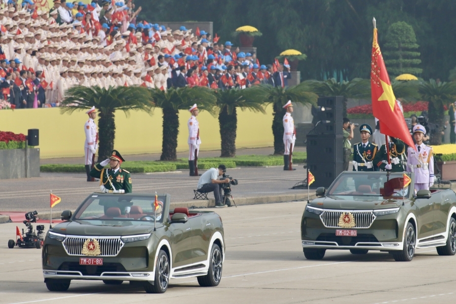 Khối Quân kỳ do đồng chí Thượng tướng Nguyễn Hồng Thái, Ủy viên Trung ương Đảng, Ủy viên Quân ủy Trung ương, Thứ trưởng Bộ Quốc phòng, chỉ huy dẫn đầu các khối đại diện cho Quân đội nhân dân Việt Nam anh hùng và dân quân tự vệ. Ảnh: Trí Dũng.