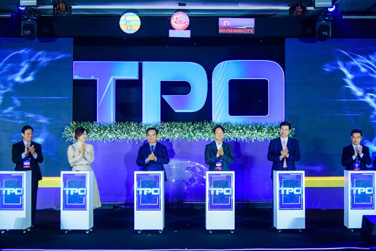 Các đại biểu nhấn nút khai mạc Đại hội đồng Tổ chức Xúc tiến Du lịch các Thành phố Toàn cầu (TPO) lần thứ 12. Ảnh: Cổng thông tin điện tử TP.HCM.