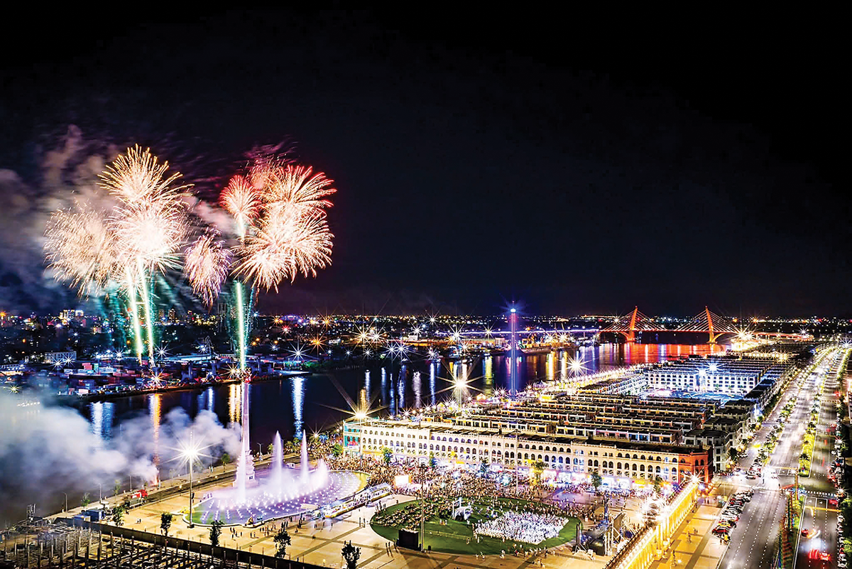 Bắn pháo hoa tại Quảng trường Châu Âu trên "Đảo Hoàng Gia" Vũ Yên