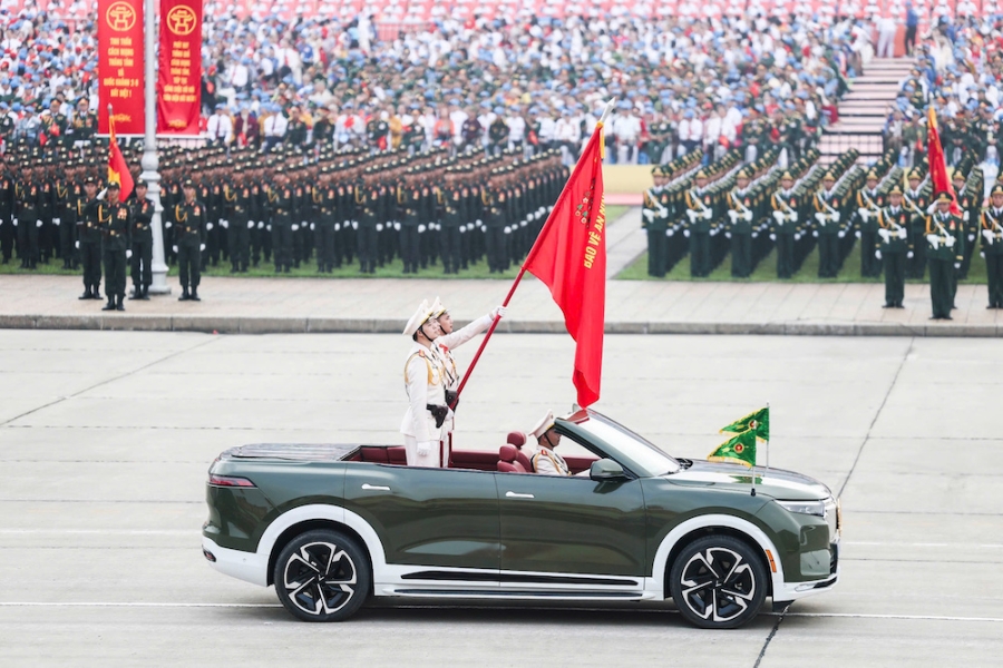 <i>Xe chỉ huy, xe tổ Công an kỳ đi qua lễ đài. Đây là những chiếc VF 9 phiên bản đặc biệt được VinFast gấp rút huy động đội ngũ kỹ sư, kỹ thuật viên trình độ cao hoàn thiện theo yêu cầu của Bộ Công an, để phục vụ sự kiện lịch sử của đất nước.</i>