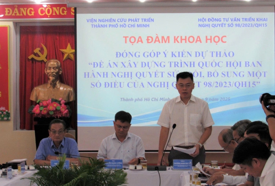 TS. Trương Minh Huy Vũ, Viện trưởng Viện Nghiên cứu phát triển TP.HCM, Phó Chủ tịch Hội đồng Tư vấn triển khai Nghị quyết 98, phát biểu đề dẫn Tọa đàm - Ảnh: Cổng thông tin điện tử TP.HCM.