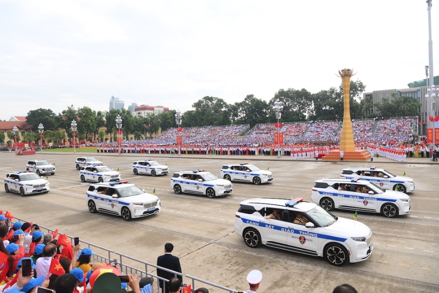 <i>Những chiếc xe VF 9 đặc biệt này sử dụng nắp capô đã được tinh chỉnh, bỏ các lỗ hút gió, thêm mặt lưới tản nhiệt dạng thanh nan và bổ sung các trang bị theo quy chuẩn của Bộ Công an như huy hiệu, cột cờ, đèn, còi… Các kỹ sư VinFast cần khoảng 60 đến 80 giờ để hoàn thiện các hạng mục này trên mỗi chiếc xe.</i>