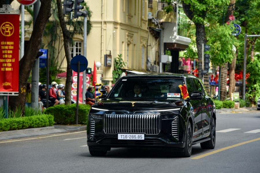 <i>Chiếc Lạc Hồng 900 LX làm nhiệm vụ đưa đón nguyên thủ quốc tế. Với nhiều người, việc VinFast có thể sản xuất những sản phẩm công nghệ đẳng cấp cao nhất là minh chứng cho nội lực của VinFast cũng như ngành công nghiệp ô tô Việt.</i>