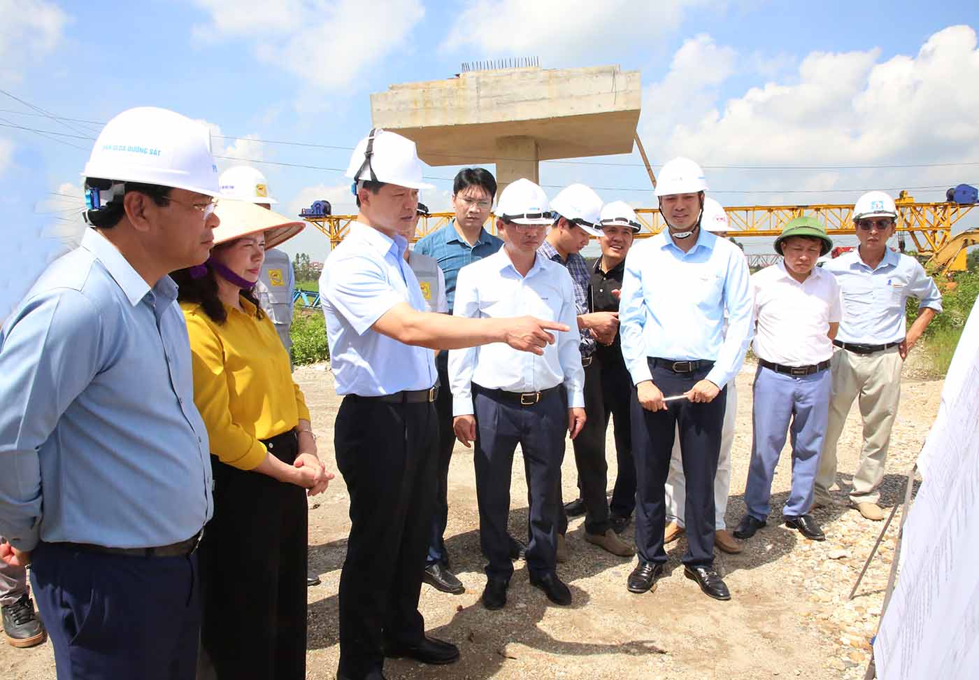 Chủ tịch UBND tỉnh Bắc Ninh Vương Quốc Tuấn (thứ 3 bên trái) cùng lãnh đạo các sở ngành khảo sát thực tế tại công trường dự án.