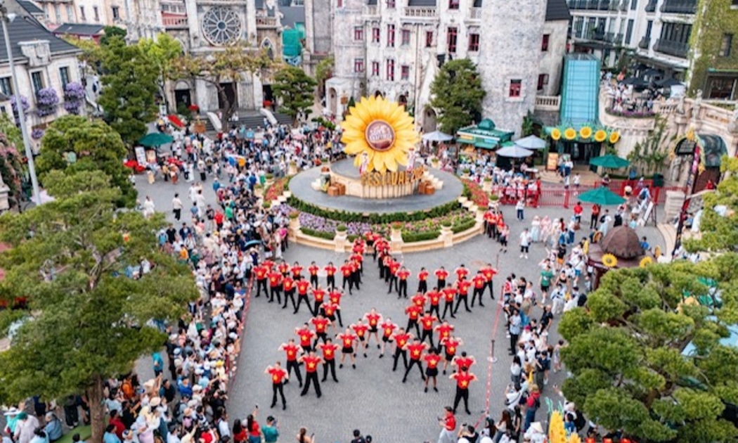 Khách du lịch đến Sun World Bà Nà Hills.