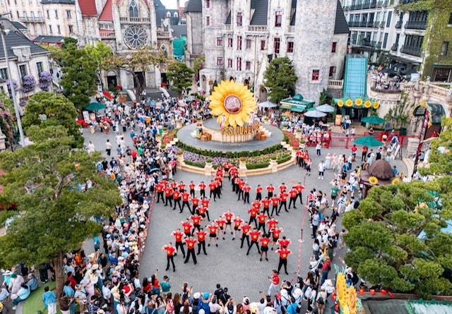 Khách du lịch đến Sun World Bà Nà Hills.