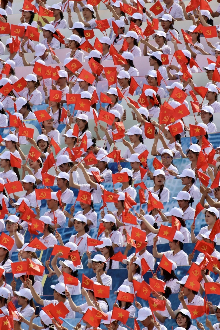 Hình ảnh cờ Đảng, cờ Tổ quốc xuất hiện ở khắp nơi trên Quảng trường Ba Đình. Ảnh: Trí Dũng.