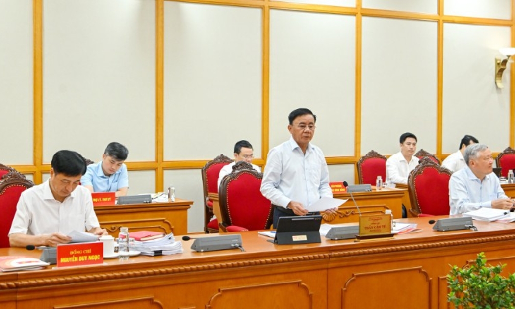 Tổ công tác của Bộ Chính trị, Ban Bí thư do đồng chí Trần Cẩm Tú, Ủy viên Bộ Chính trị, Thường trực Ban Bí thư chủ trì, làm việc với các Ban Thường vụ Tỉnh ủy về công tác chuẩn bị Đại hội đại biểu Đảng bộ tỉnh. Ảnh: Nhân Dân