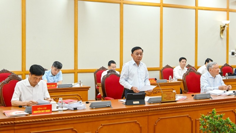 Tổ công tác của Bộ Chính trị, Ban Bí thư do đồng chí Trần Cẩm Tú, Ủy viên Bộ Chính trị, Thường trực Ban Bí thư chủ trì, làm việc với các Ban Thường vụ Tỉnh ủy về công tác chuẩn bị Đại hội đại biểu Đảng bộ tỉnh. Ảnh: Nhân Dân